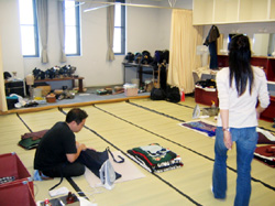 衣裳部屋の風景です。一日２回公演ですので、衣装さんと床山さんは特に大忙しです。